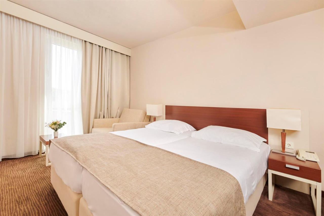 Hotel Albatros Plava Laguna Porec Exterior photo